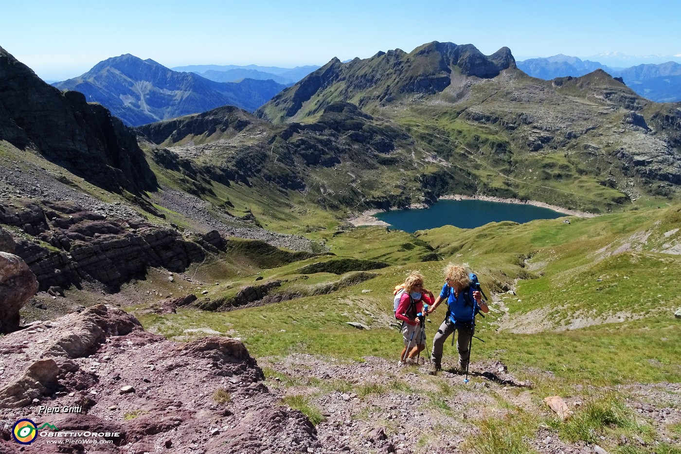 54 In fondo al vallone risalito il bacino dei Laghi Gemelli.JPG